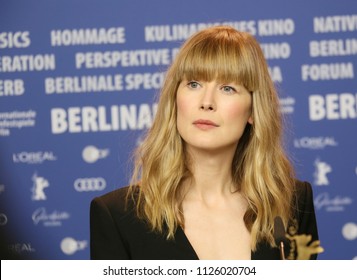 Rosamund Pike est vu lors de la conférence de presse "7 jours à Entebbe" (7 Tage à Entebbe) lors du 68ème Festival du Film de Berlinale Berlin au Grand Hyatt Hotel le 19 février 2018 à Berlin, en Allemagne. 