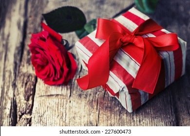 Rose and present gift on wooden background/ Valentines day background