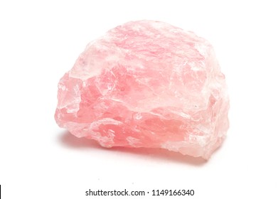 Minerale di quarzo rosa isolato su sfondo bianco