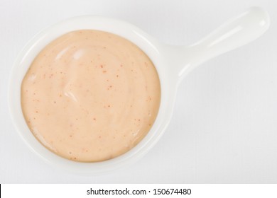 Rose Sauce / Fry Sauce Dip - Bowl of dipping sauce made with ketchup and Mayonnaise. Aufnahme von oben auf weißem Hintergrund.