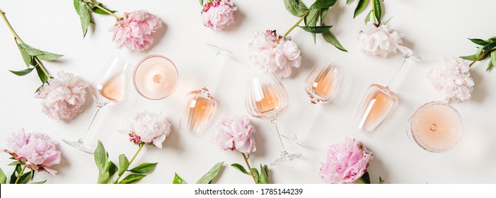 Rosenwein-Sortenplan. Flachlage Rosenwein in Brillen und Sommerperlenblumen auf weißem Hintergrund, Draufsicht. Sommergetränk für Feiern, Weinladen oder Weinverkostung