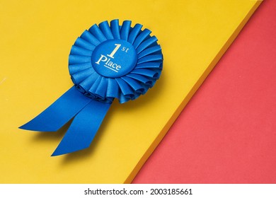 Rosette erster Platz für die Errungenschaft und den Erfolg des Gewinners auf hellem Hintergrund