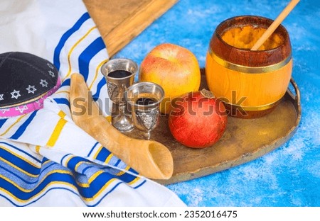 Rosh hashanah holiday understanding jewish new year its symbols with apples, honey, pomegranate, Shofar Foto stock © 