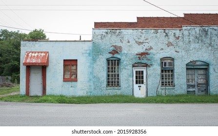 Rossville, Tennessee United States - July 14 2021: A Blue Wall Outside Of An Abandoned Building With Windows