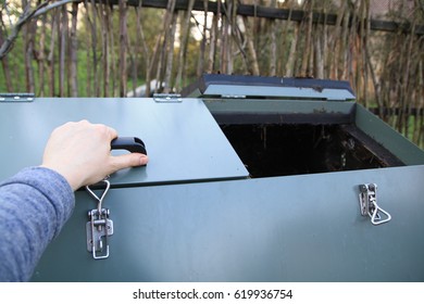 The Rotary Composter. Insulated Rotary Composter, Which Allows Hot Composting In The Garden Throughout The Year. Compost Aerate Rotation. A Great Utility In Organic Gardening And Organic Fertilizing.