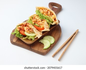 Roti Pita Isi Salad Tuna Or Tuna Salad Wrap. Made Of Pita Pocket, Spicy Tuna, Fusilli, Tomatoes, Lettuce And Cucumber. Selective Focus. 
