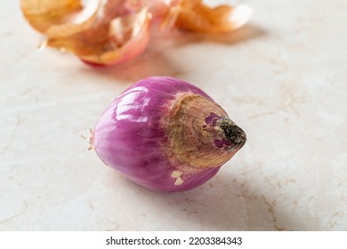 Rotting Of Whole Red Shallot Bulb Macro. Black Mold Fungus On Peeled Eschalot. Closeup Of Spring Onion Rots. Rotten Vegetables Detail. Biodegradable Food Waste. Spoiled Food Concept. Front View