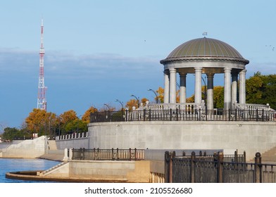 Rotunda On The Embankment Of The City Of Blagoveshchensk, Russia In Autumn 2021. Increased Water Level In The Amur River After The Summer Flood. Yellow Foliage Of Trees In A City Park.