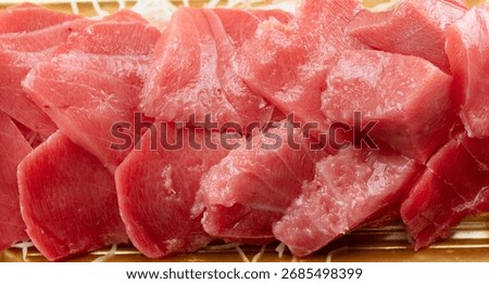 Rough cuts of high-quality medium fatty tuna (maguro) or chutoro as sold in fish markets. Shredded Daikon beneath the maguro.