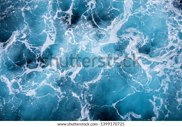 白い泡のテクスチャ背景に粗い深い青緑青と青の地中海 の写真素材 今すぐ編集