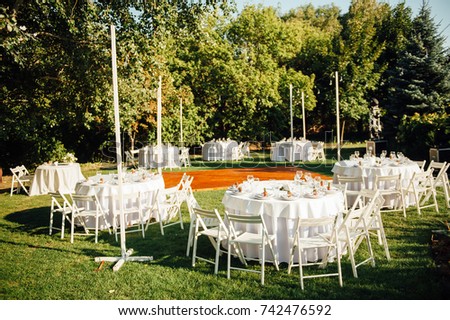 Round banquet table served to the wedding
