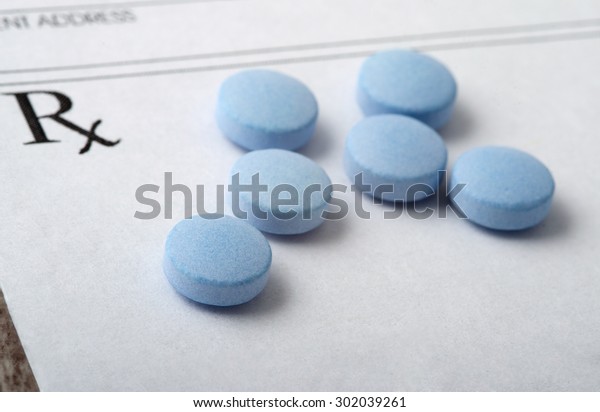 Runde Blaue Pillen Auf Einem Unscharfen Stockfoto Jetzt Bearbeiten
