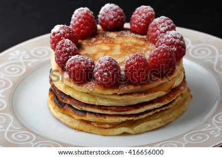 Similar – Foto Bild Pfannkuchen mit Johannisbeeren und Blaubeeren in gusseiserner Pfanne stehen auf dunklem Tisch