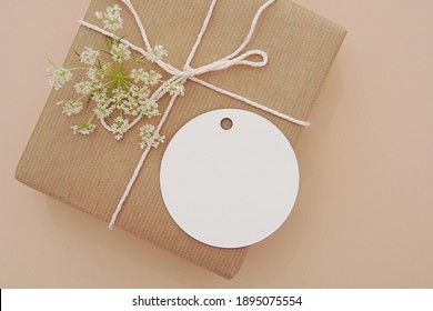 Round Empty Gift Tag Mock Up, Wedding Favor, Product Tag Mockup, Blank Paper Label On Gift Box.	