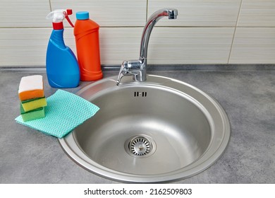 Round Metal Sink, Cleaning Agent, Wipes And Foam Sponges