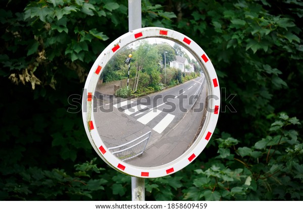 Round\
mirror to assistance car reversing on to blind\
bend