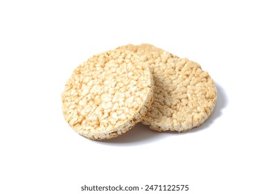 Pasteles de arroz redondos aislados sobre fondo blanco