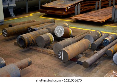 Round Steel Billets For Rolling Metal Pipes. Hot Rolled Steel Bar Round Shape. High Quality Cold Bar Rolling. Warehouse Of Metal Tube, Pipe In Industrial Plant. Small Sharpness, Possible Granularity