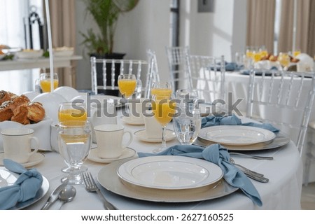 Round tables at morning brunch for Brit Mila 