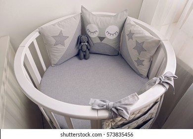 round white cot