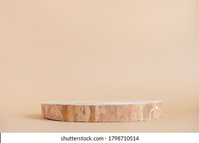 Cilindro de corte de la sierra de madera redonda sobre fondo abstracto de color beige  Caja mínima y podio geométrico  Escena con formas geométricas  Muestra vacía para la presentación de productos ecocosméticos