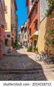 Rovinj, Croatia, August 1, 2020: People Strolling Through A Pedestrian Street In Rovinj, Croatia