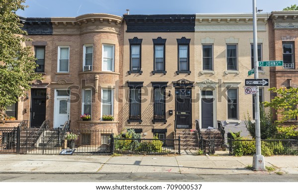 ニューヨーク ブルックリンのクラウンハイツ近郊のセントジョンズとセントフランシスプレイスの角にある煉瓦造りのアパート の写真素材 今すぐ編集