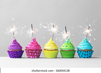 Gateau Anniversaire Fond Blanc Images Stock Photos Vectors Shutterstock