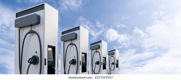 Fila de estaciones de carga de vehículos eléctricos en el fondo del cielo azul.