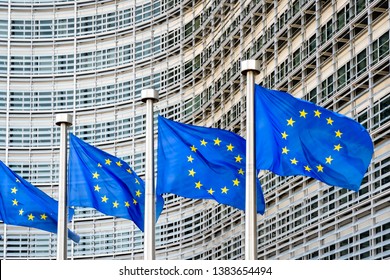 Eine Reihe europäischer Flaggen, die bei Vollmast vor dem Berlaymont-Gebäude im Wind wehen, Hauptsitz der Europäischen Kommission, Exekutive der Europäischen Union (EU) in Brüssel, Belgien.