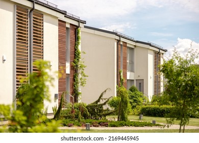 Row Of Modern Cottages. Brand New Row Of Single Family Houses. Modern Design Of Urban Living Residences With Private Courtyards, Sophisticated Finishes, New Development. Green Outdoor Facilities, Lawn