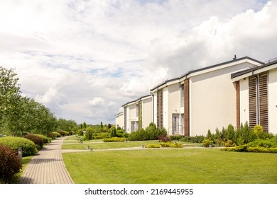 Row Of Modern Cottages. Brand New Row Of Single Family Houses. Modern Design Of Urban Living Residences With Private Courtyards, Sophisticated Finishes, New Development. Green Outdoor Facilities, Lawn