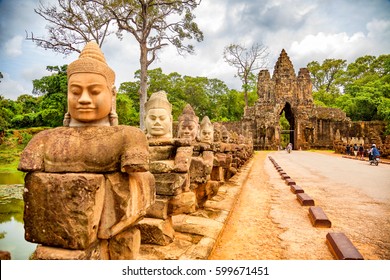 Reihe von Skulpturen im South Gate of Angkor Thom Komplex. Siem Reap, Kambodscha