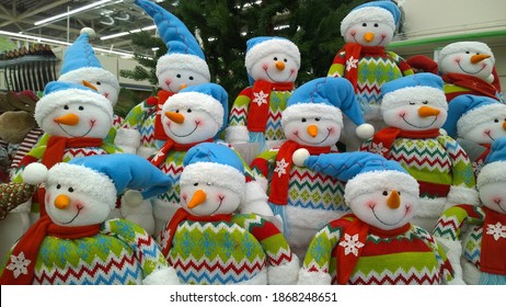 Row Of Soft Toy Funny Cheerful Smiling Snowmen. Crafters Virtual Christmas Fair. Cute Handmade Gift. Happy New Year. Online Trade Show During Pandemic. Xmas Collection. Sewing Doll Snowman. Shopping.