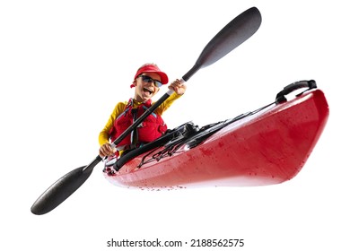 Remando. Kayaker principiante en canoa roja, kayak con chaleco salvavidas y un remo aislado en fondo blanco. Concepto de deporte, naturaleza, viajes, estilo de vida activo. Copiar espacio para anuncio, texto, diseño