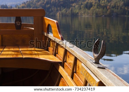 A rowlock on a wooden rowing boat