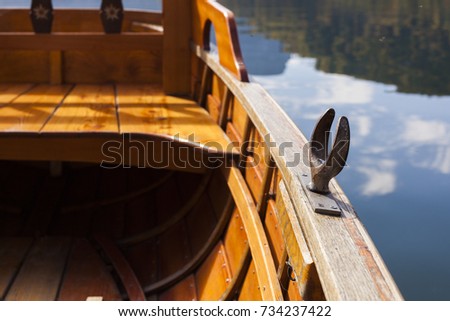 A rowlock on a wooden rowing boat