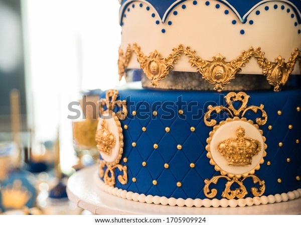 Gateau Bleu Royal Et Or Decore Photo De Stock Modifiable