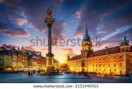 Royal Castle, ancient townhouses and Sigismund's Column in Old town in Warsaw, Poland. Night view, long exposure. 