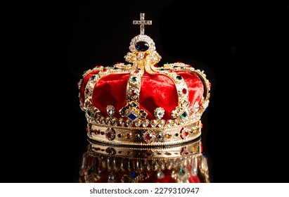 La Corona de la Coronación Real aislada en un fondo negro
