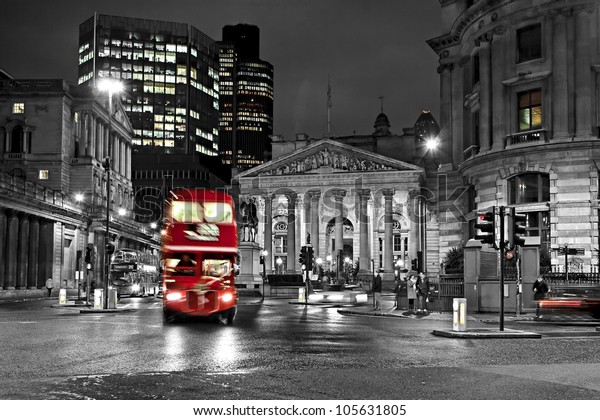 Королевская биржа Лондона с красным маршрутом главный автобус
