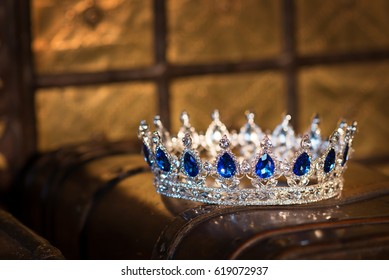 Royal Luxury Gold Crown With Sapphire