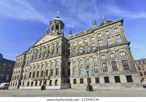 アムステルダムのダム広場にある王宮 17世紀のオランダ黄金時代に市役所として建てられた の写真素材 今すぐ編集