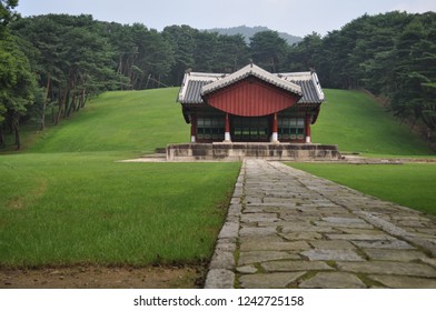 Royal Tomb In Seoul(Heolleung). Seoul, South Korea – Aug 9, 2009 Heolleung, The Tomb Of King Taejong, The Third Monarch Of The Joseon Dynasty, And His Consort Queen Wongyeong.