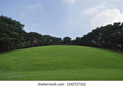 Royal Tomb In Seoul(Heolleung). Seoul, South Korea – Aug 9, 2009 Heolleung, The Tomb Of King Taejong, The Third Monarch Of The Joseon Dynasty, And His Consort Queen Wongyeong.