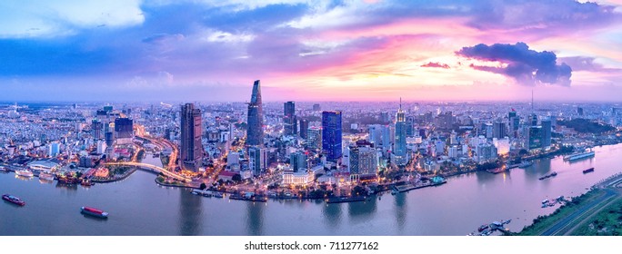 Lizenzfreie Stockbilder-Luftaufnahmen von hoher Qualität mit Blick auf die Stadt Ho Chi Minh, Vietnam. Schöne Wolkenkratzer entlang des Flusses Licht glätten die städtische Entwicklung in Ho Chi Minh City, Vietnam. 