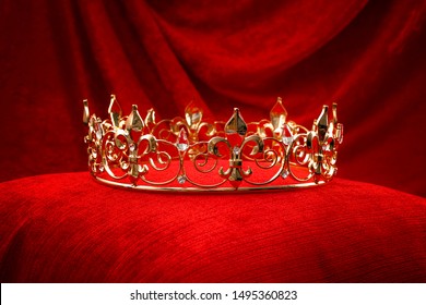 Realeza, coronación monarca o idea conceptual de liderazgo con corona dorada real con joyas en almohada de terciopelo rojo