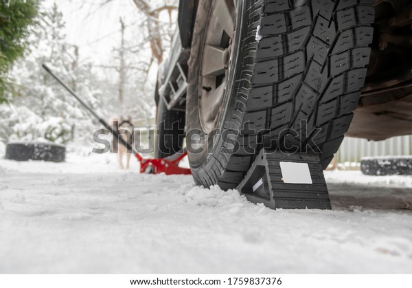 Rubber Wheel Chock, compact anti-rollback stop under the\
wheel of the car on the snow. Wheel Chocks anti-skid Vehicle Wheel.\
