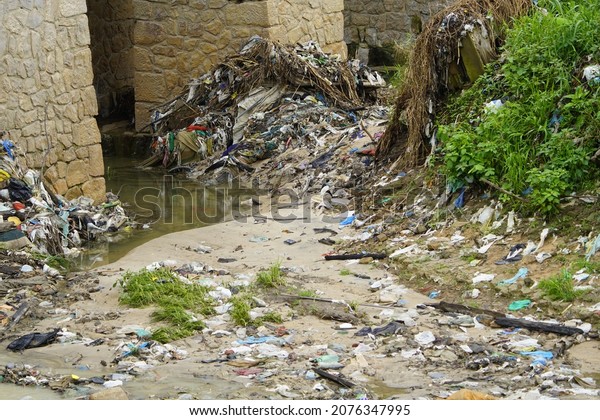 Rubbish piled\
up in the stream in Educandos, district of Manaus. Amazon Brazil.\
Fotografieret am 17. November\
2021