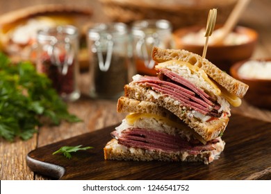 Gummibrot. New York Sandwich mit Pastrami, Sauce 1000 Inseln und Sauerkraut. Vorderseite. Schnelles Essen. 